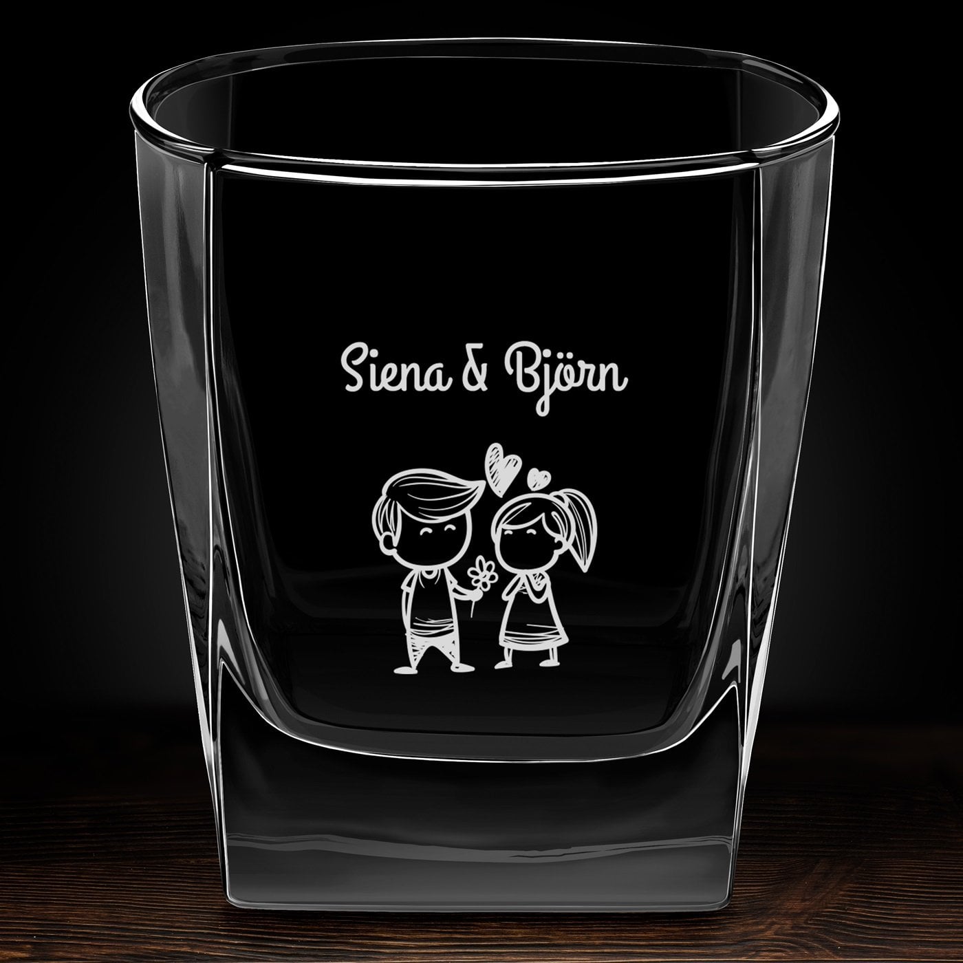 Whisky Glas mit Gravur und eingravierter Initiale für ein Ehepaar zum Hochzeitstag