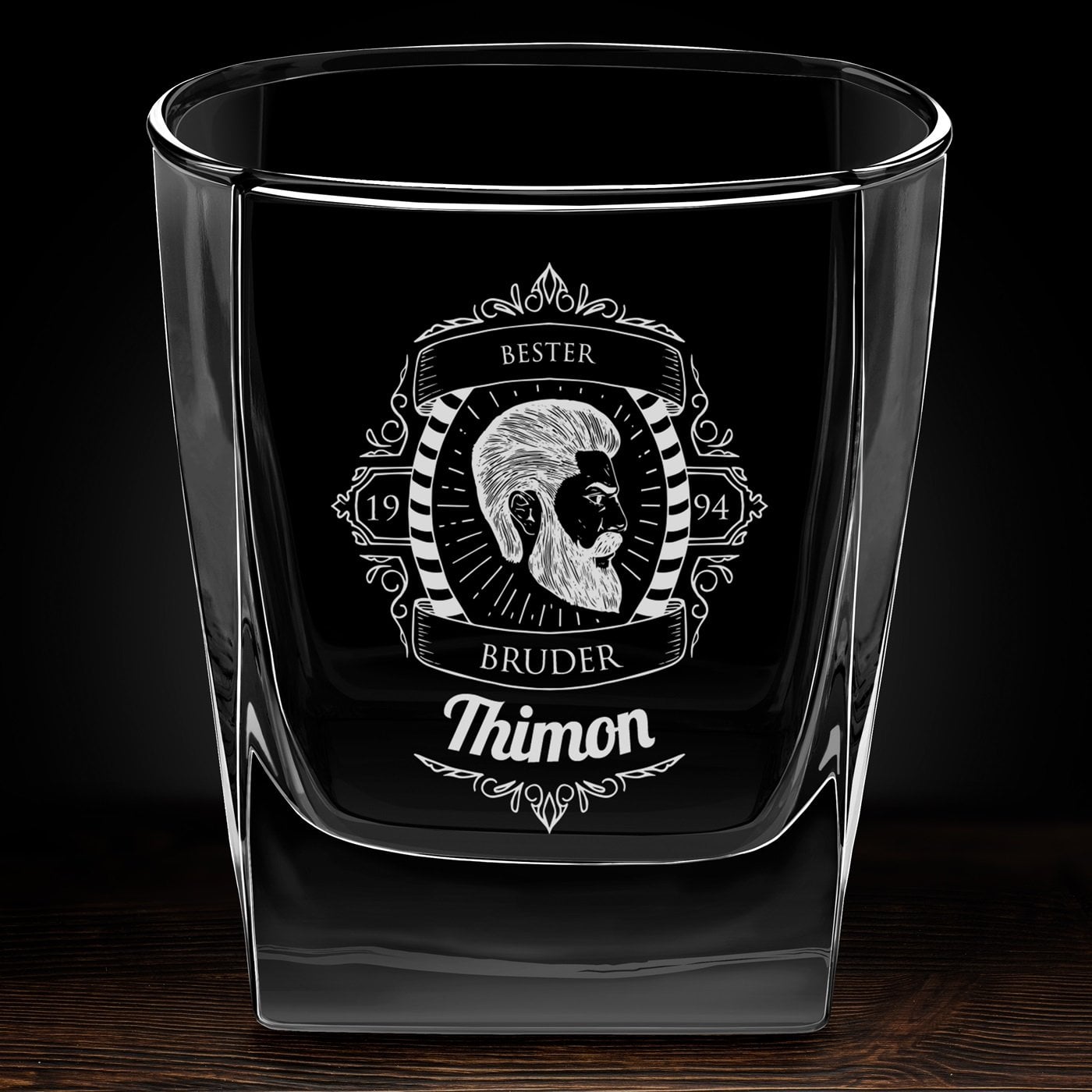 Whisky Glas mit Gravur für einen Bartträger zum Geburtstag