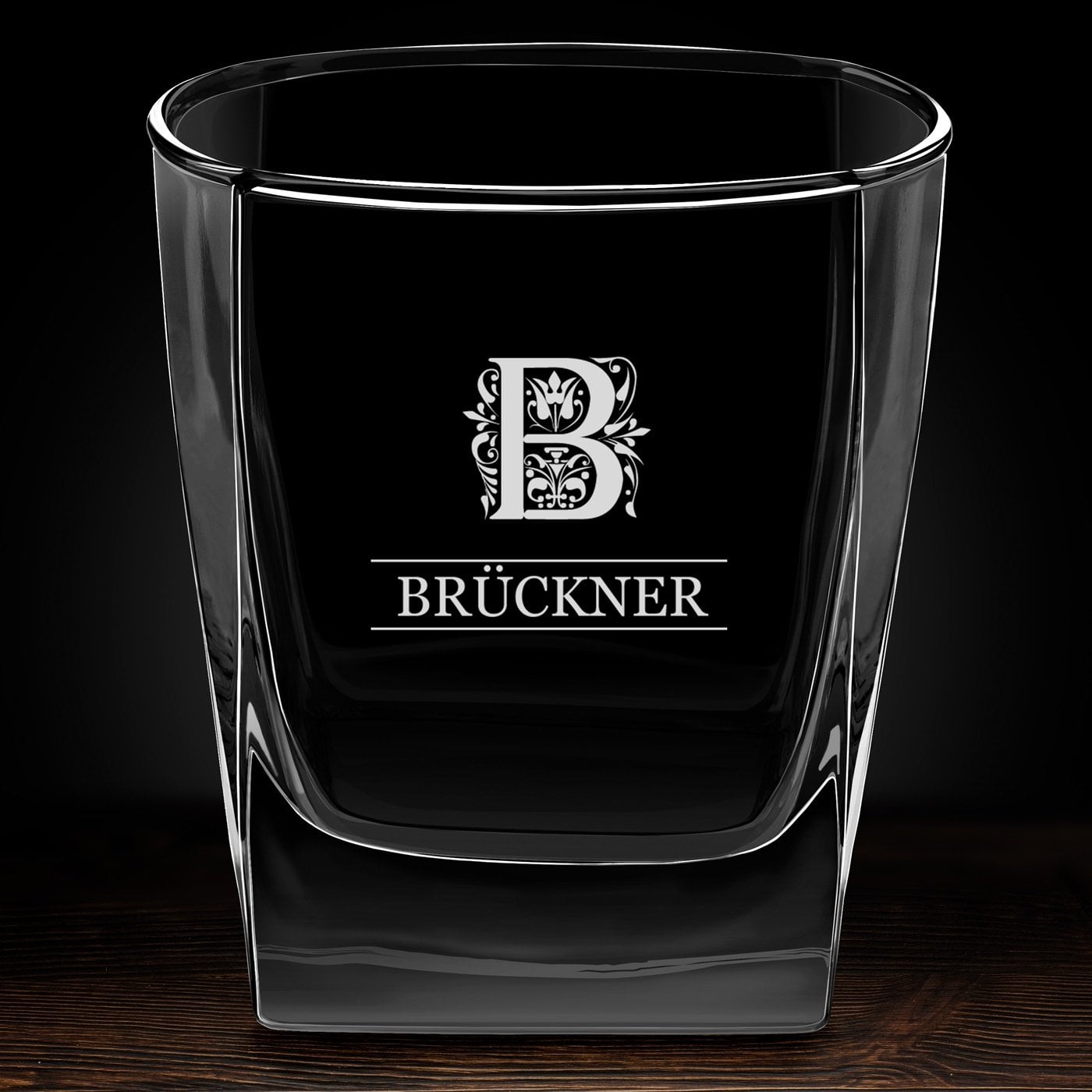 Whisky Glas mit Gravur mit eingravierter Initiale für einen Gentleman