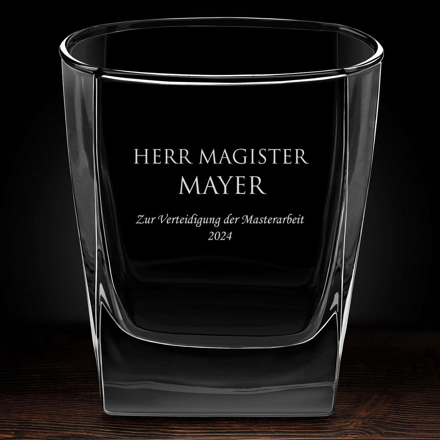 Whisky Glas mit Gravur für einen Magister