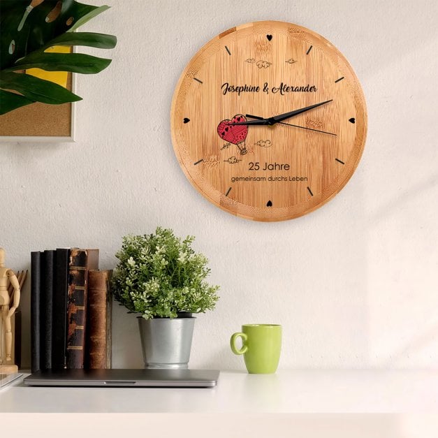 Bambus Wanduhr mit Aufdruck für ein Paar zum 25. Hochzeitstag