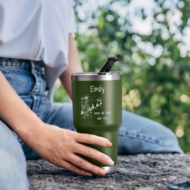 Grüner Thermobecher mit transparentem Deckel und Gravur für eine Bergliebhaberin