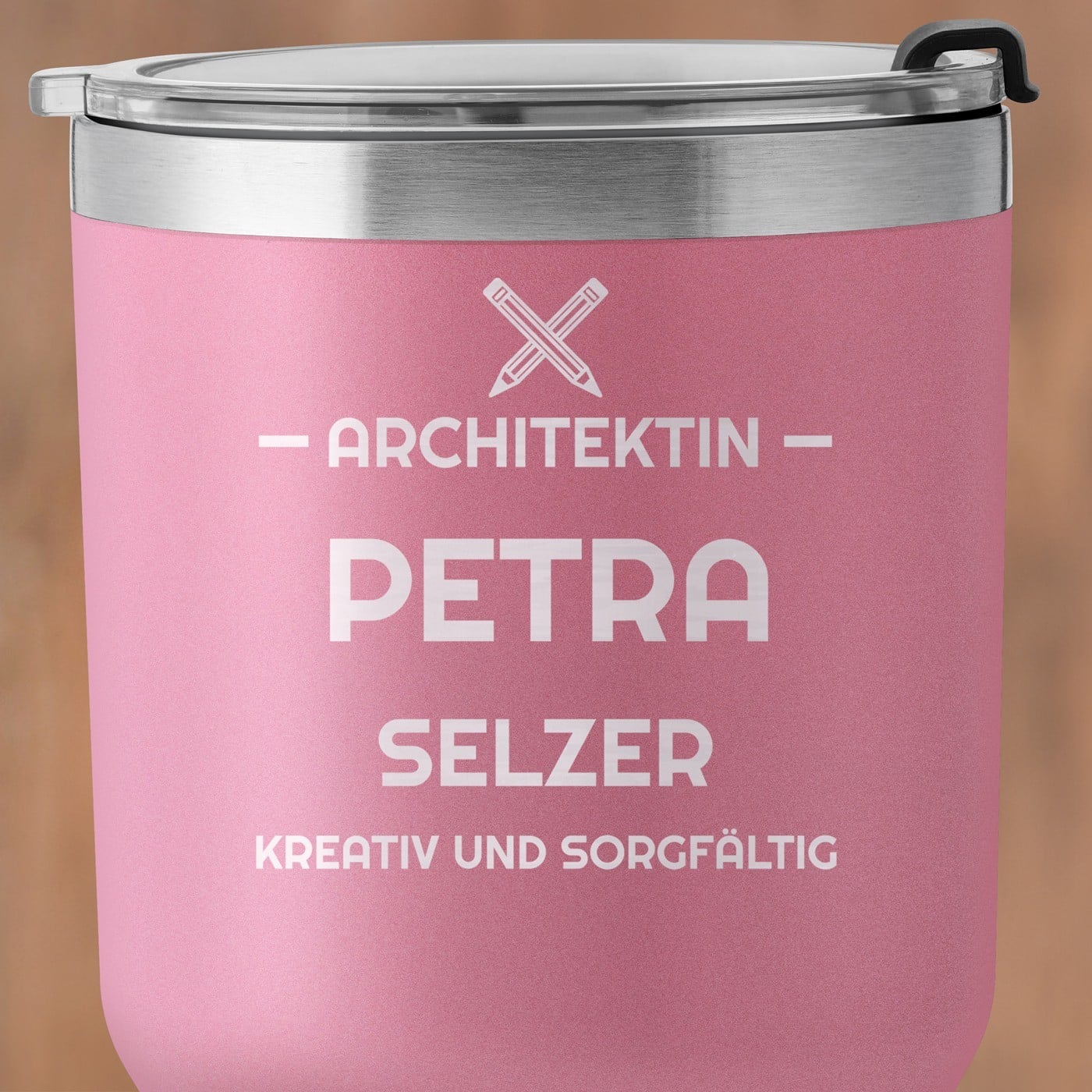 Pink Thermobecher mit transparentem Deckel und Gravur für eine Architektin zum Ehrentag zur Beförerung