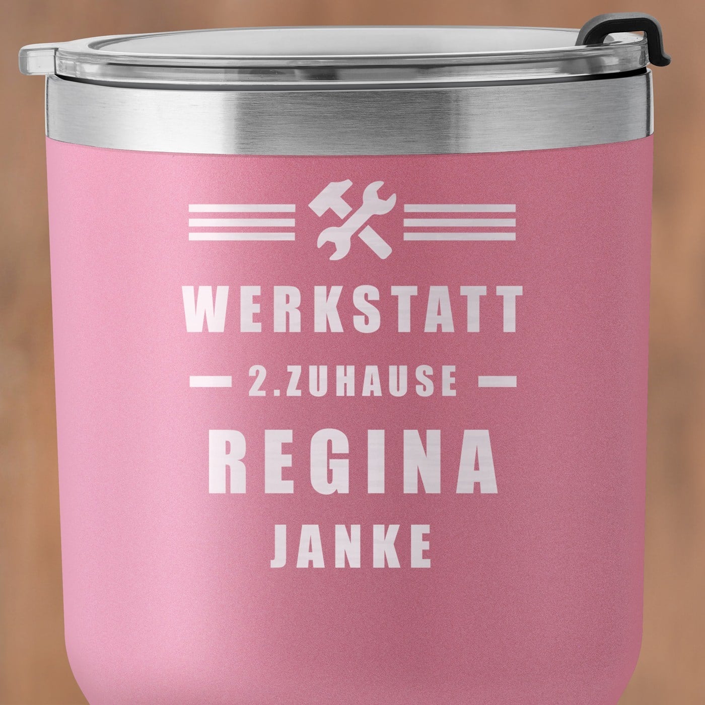 Pink Thermobecher mit transparentem Deckel und Gravur für eine Handwerkerin Mechanikerin zum Ehrentag