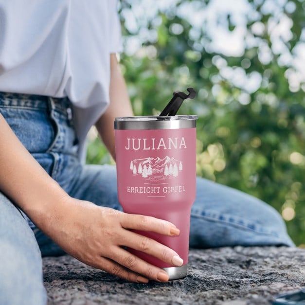 Pink Thermobecher mit transparentem Deckel und Gravur für eine Bergliebhaberin zum Ehrentag zur Beförderung