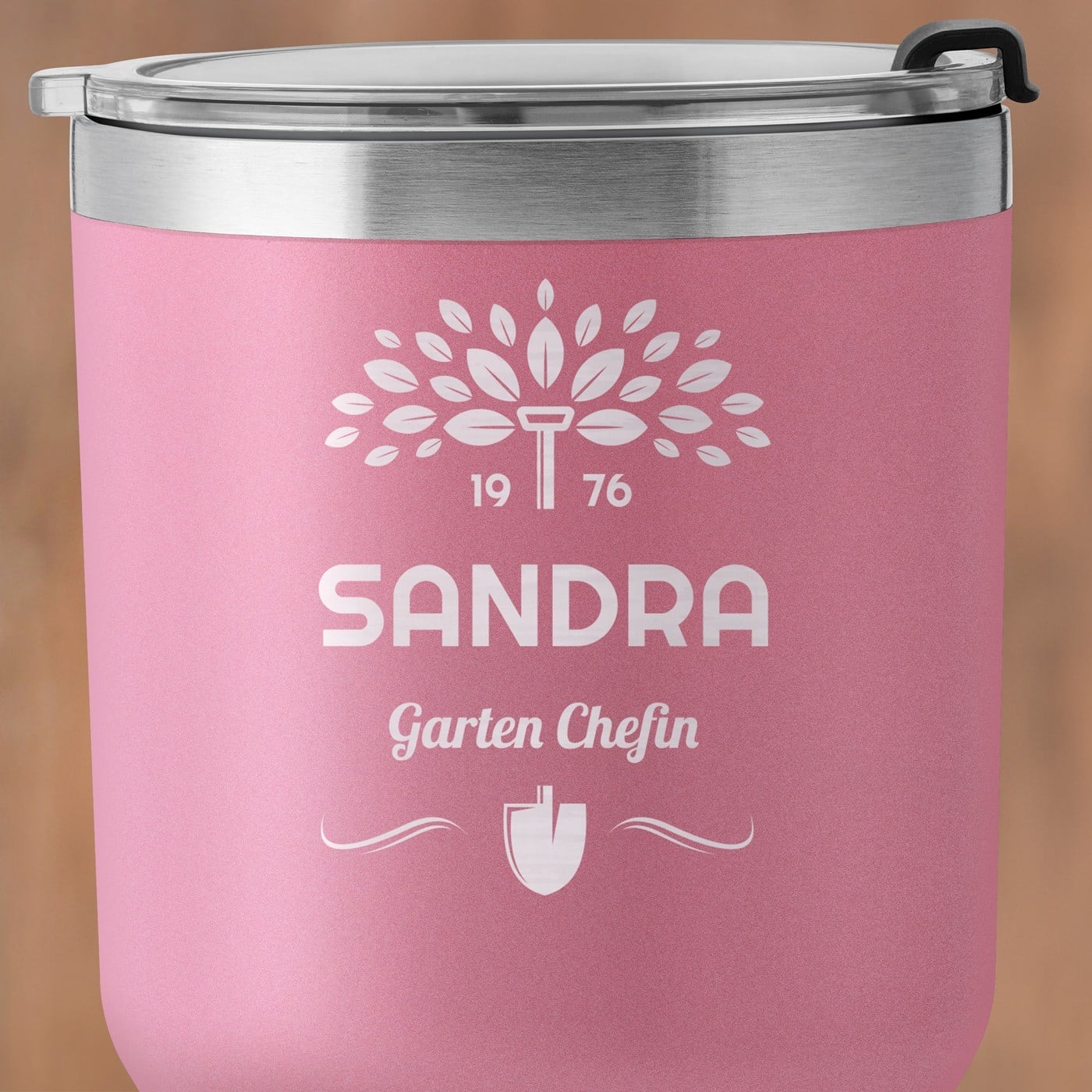 Pink Thermobecher mit transparentem Deckel und Gravur  für eine Hobbygärtnerin zum Geburtstag