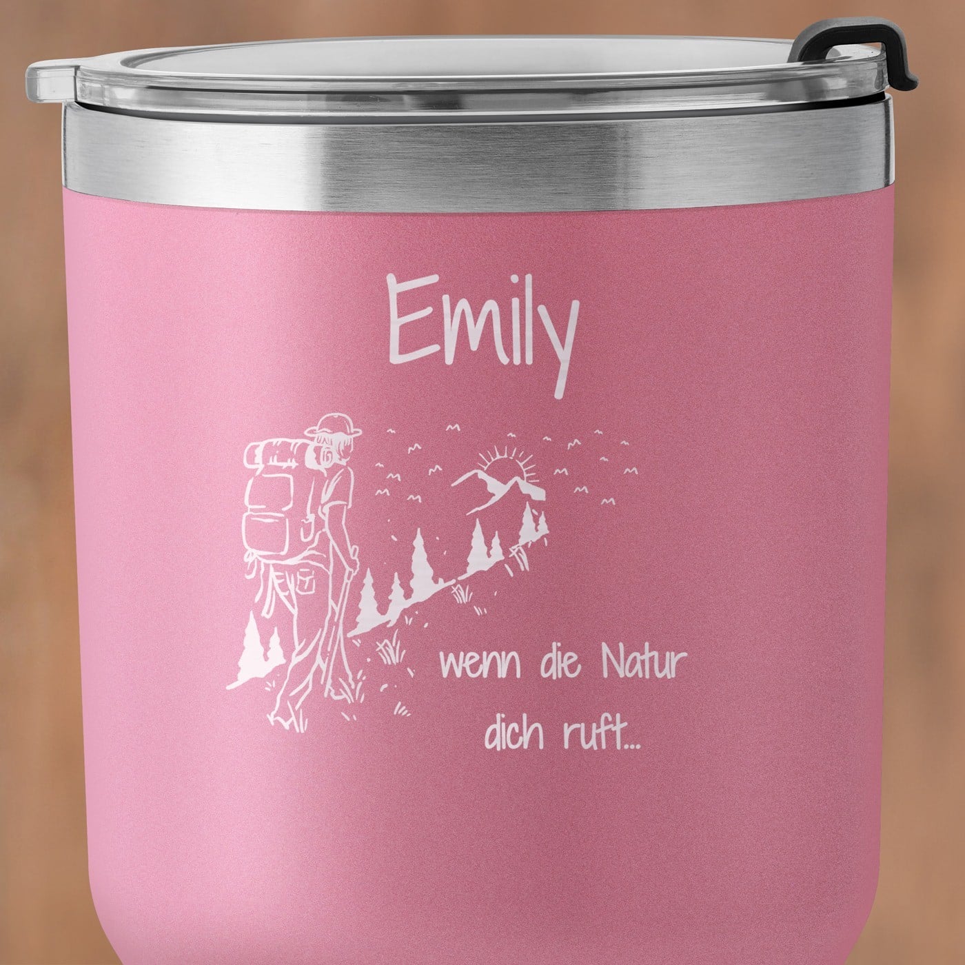 Pink Thermobecher mit transparentem Deckel und Gravur für eine Bergliebhaberin und Reisende zum Ehrentag