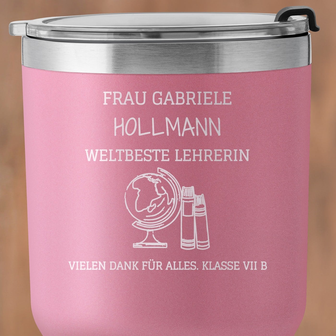 Pink Thermobecher mit transparentem Deckel und Gravur für eine Lehrerin Klassenlehrerin zum Lehrertag