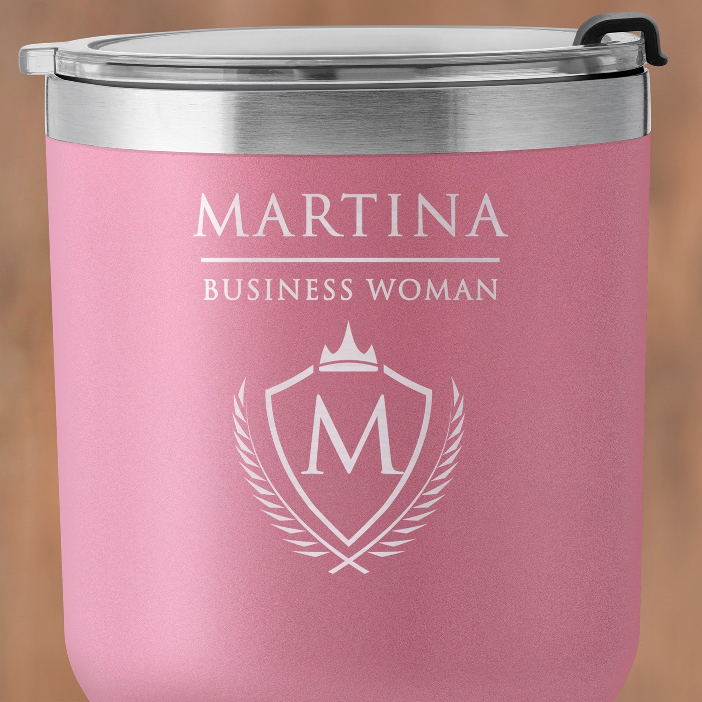 Pink Thermobecher mit transparentem Deckel und Gravur für Ihre Chefin zum Ehrentag zur Beförderung