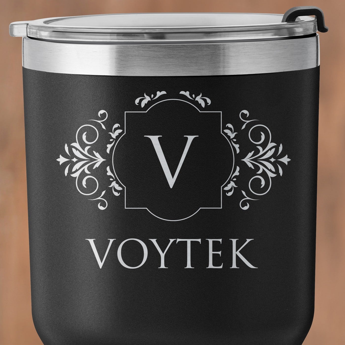Schwarzer Thermobecher mit transparentem Deckel und Gravur für ihn einen Gentleman zum Ehrentag