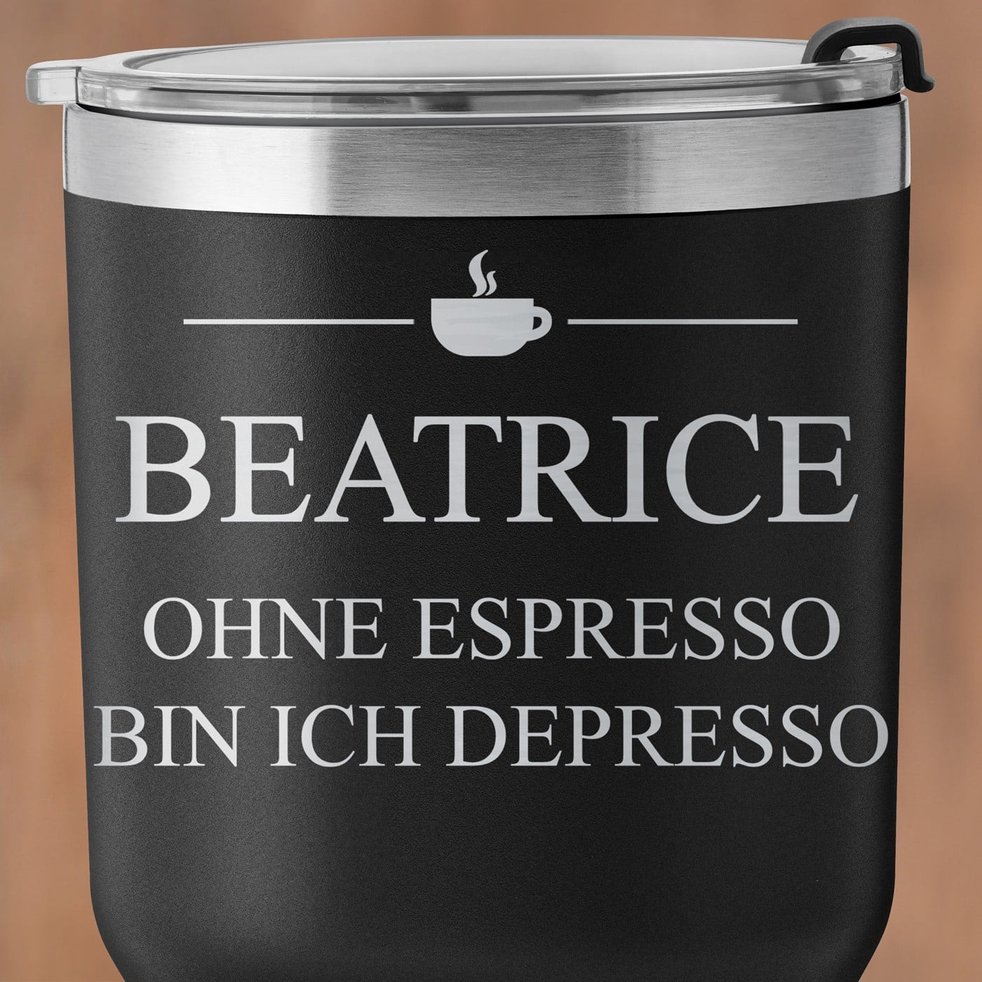 Schwarzer Thermobecher mit transparentem Deckel und Gravur für einen Kaffeeliebhaber