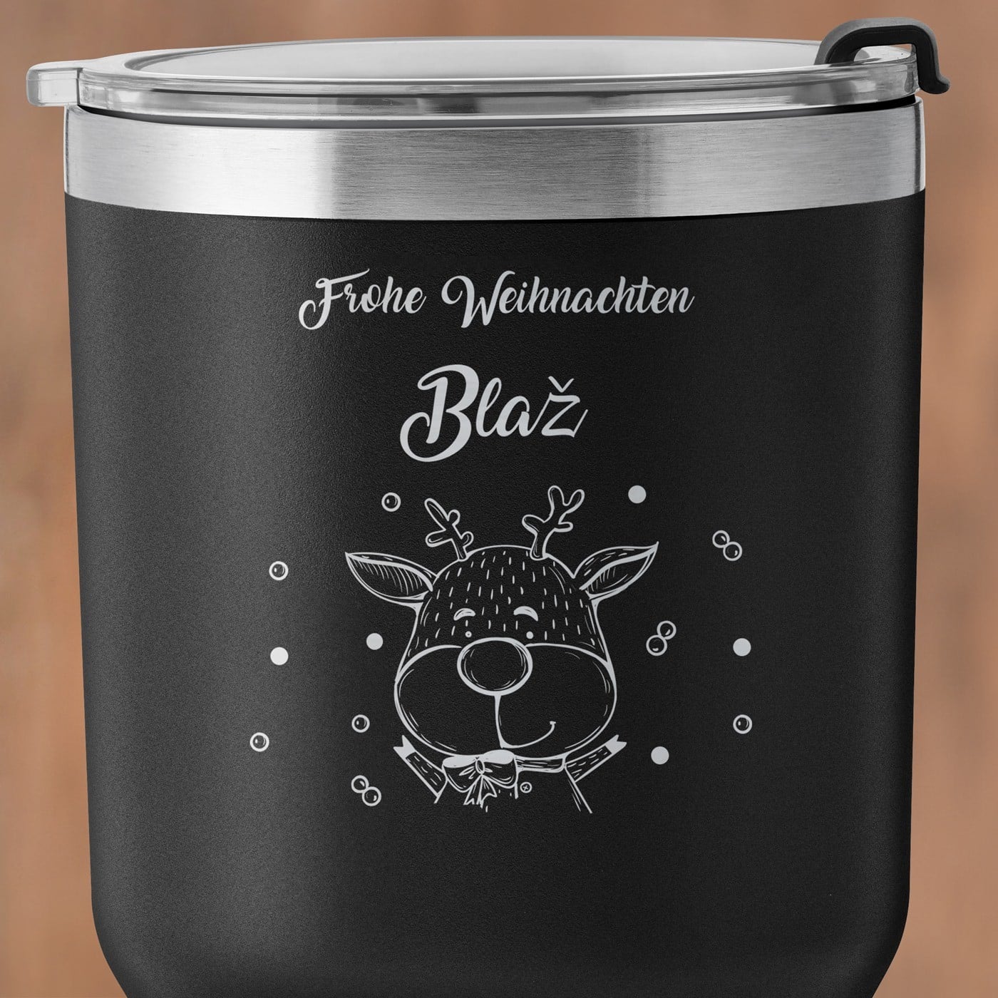 Schwarzer Thermobecher mit transparentem Deckel und Gravur für ihn zur Weihnachtsfeier