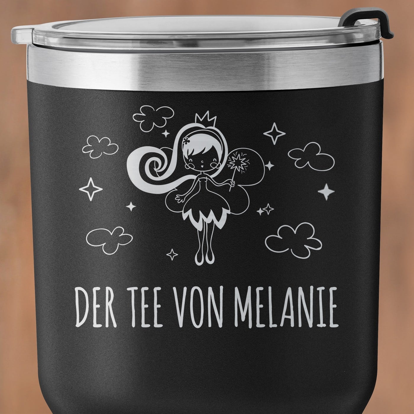 Schwarzer Thermobecher mit transparentem Deckel und Gravur für sie zum Ehrentag Fee