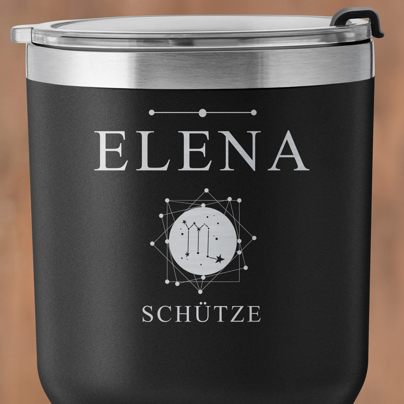 Schwarzer Thermobecher mit transparentem Deckel und Gravur für sie zum Ehrentag Sternzeichen