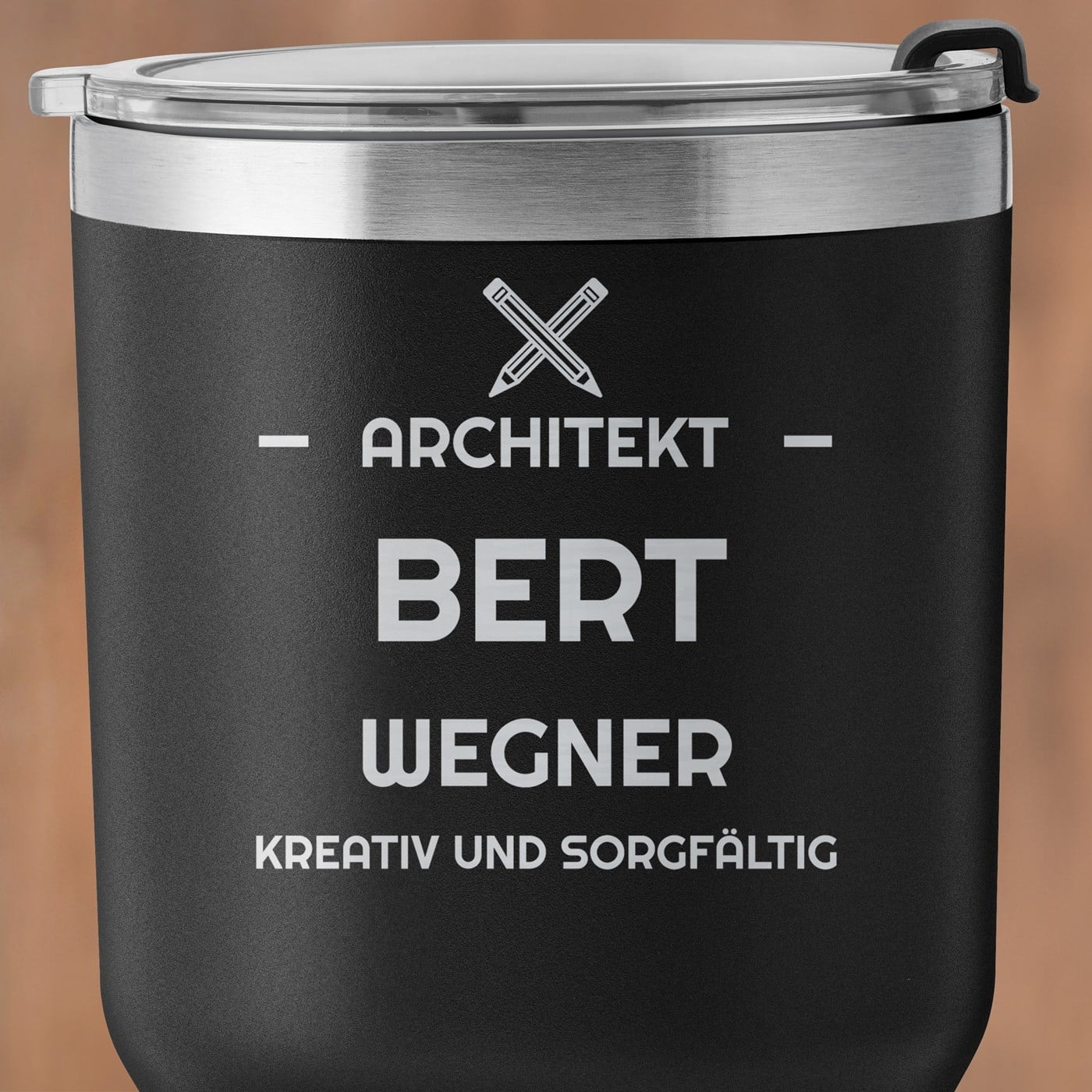 Schwarzer Thermobecher mit transparentem Deckel und Gravur für einen Architekten