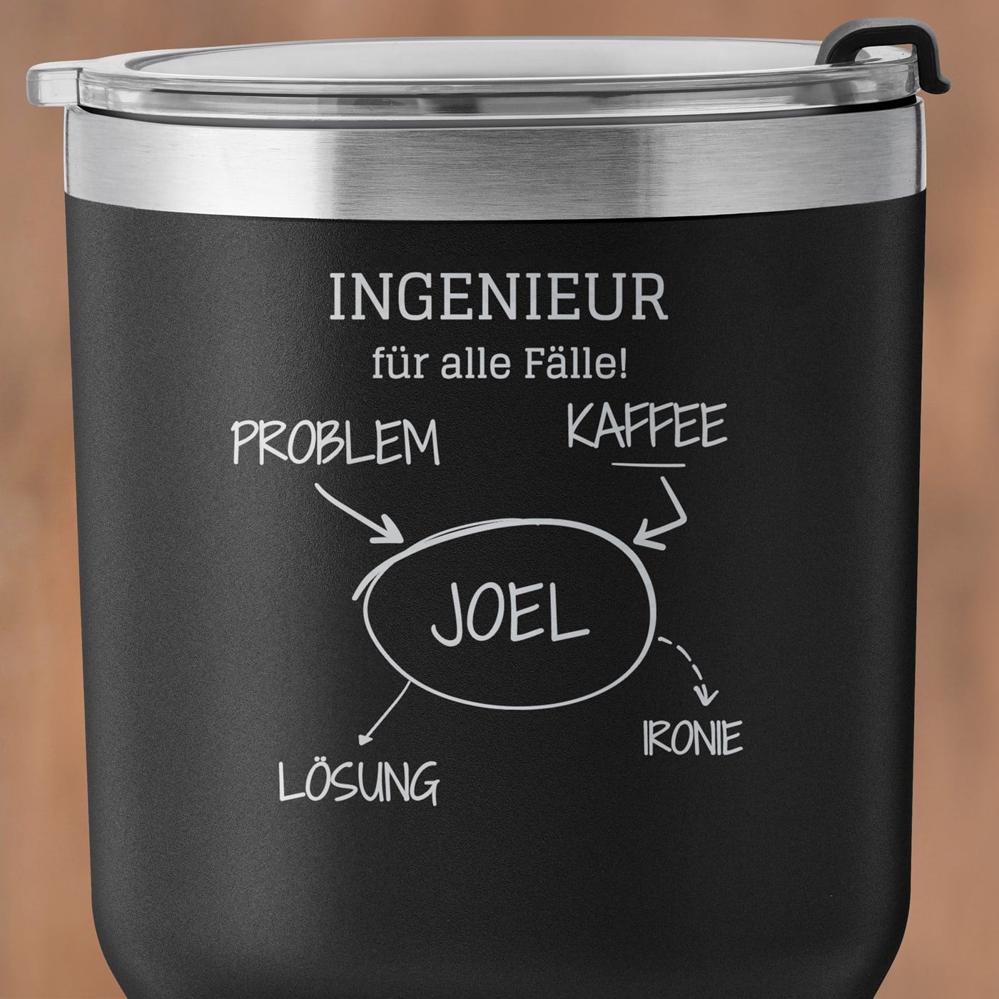 Schwarzer Thermobecher mit transparentem Deckel und Gravur für einen Ingenieur zum Ehrentag