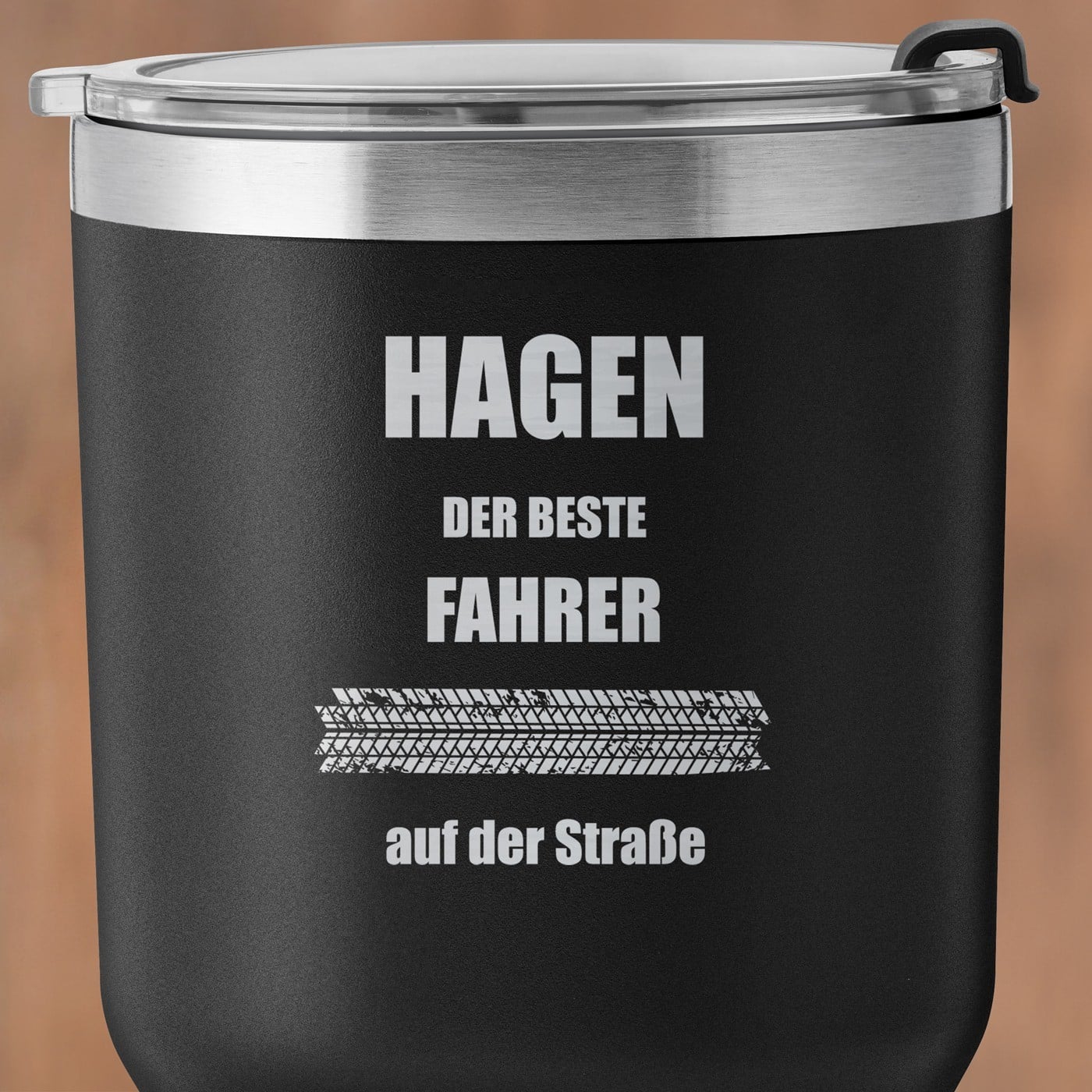 Schwarzer Thermobecher mit transparentem Deckel und Gravur für einen Autofahrer zum Ehrentag
