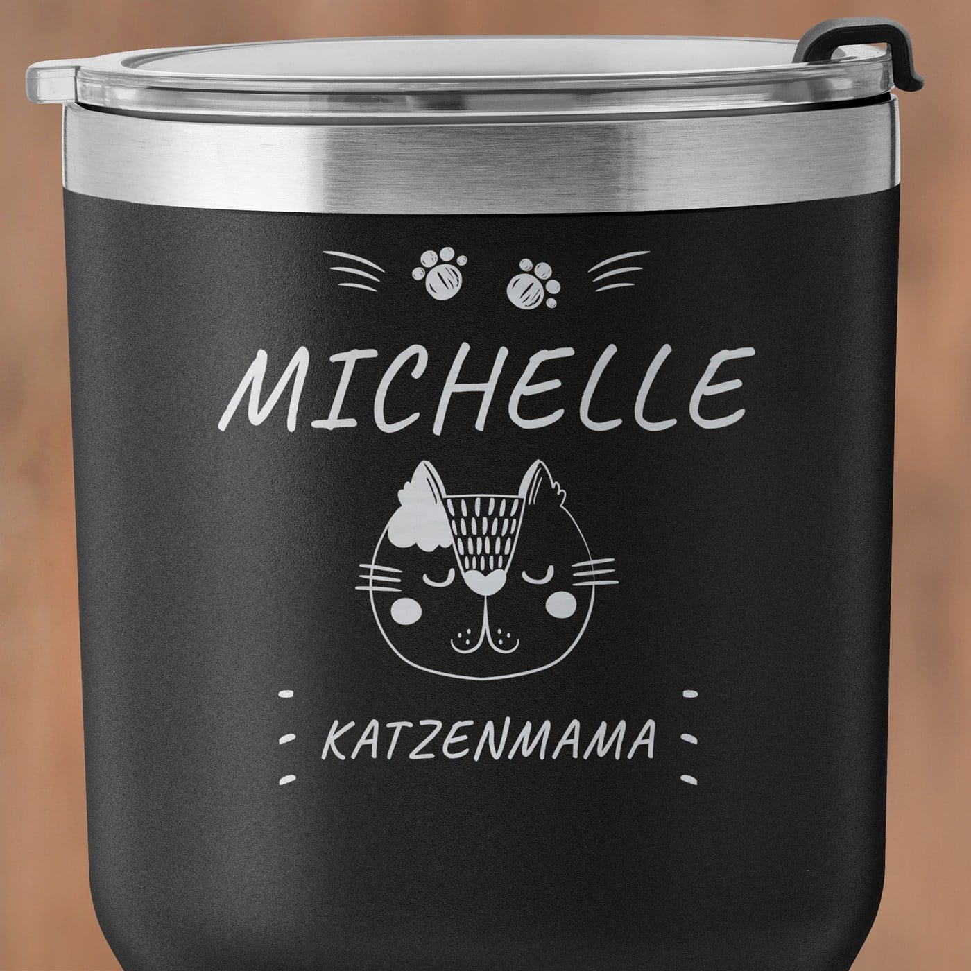 Schwarzer Thermobecher mit transparentem Deckel und Gravur für ein Mädchen eine Katzenmutti