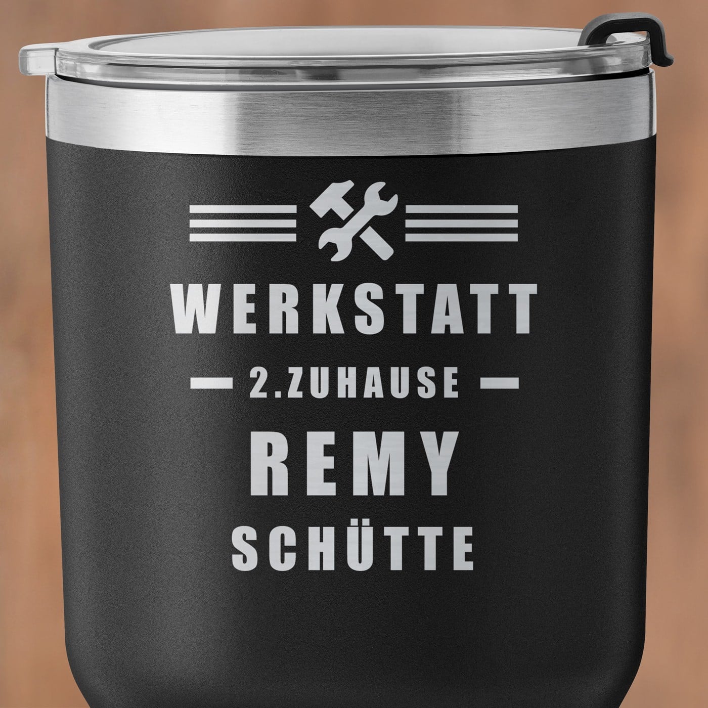 Schwarzer Thermobecher mit transparentem Deckel und Gravur für einen Handwerker