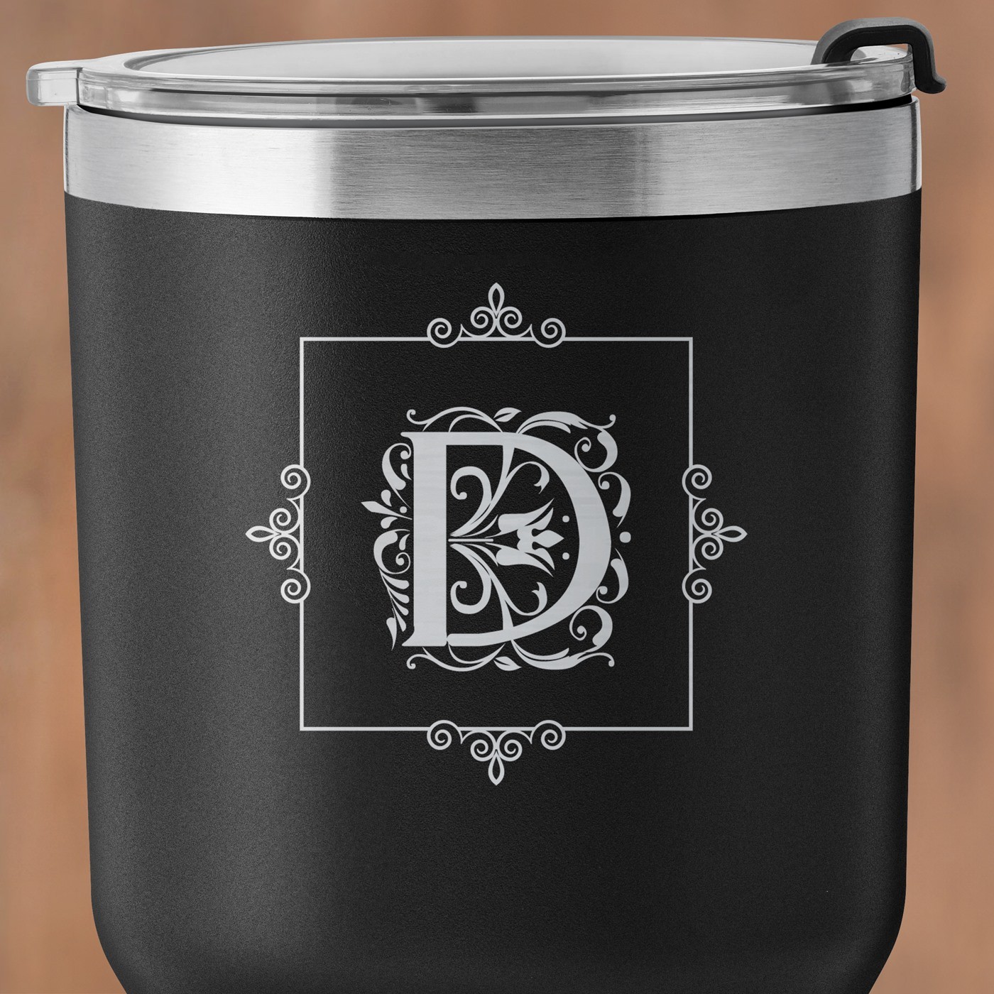 Schwarzer Thermobecher mit transparentem Deckel und Gravur mit Initiale 