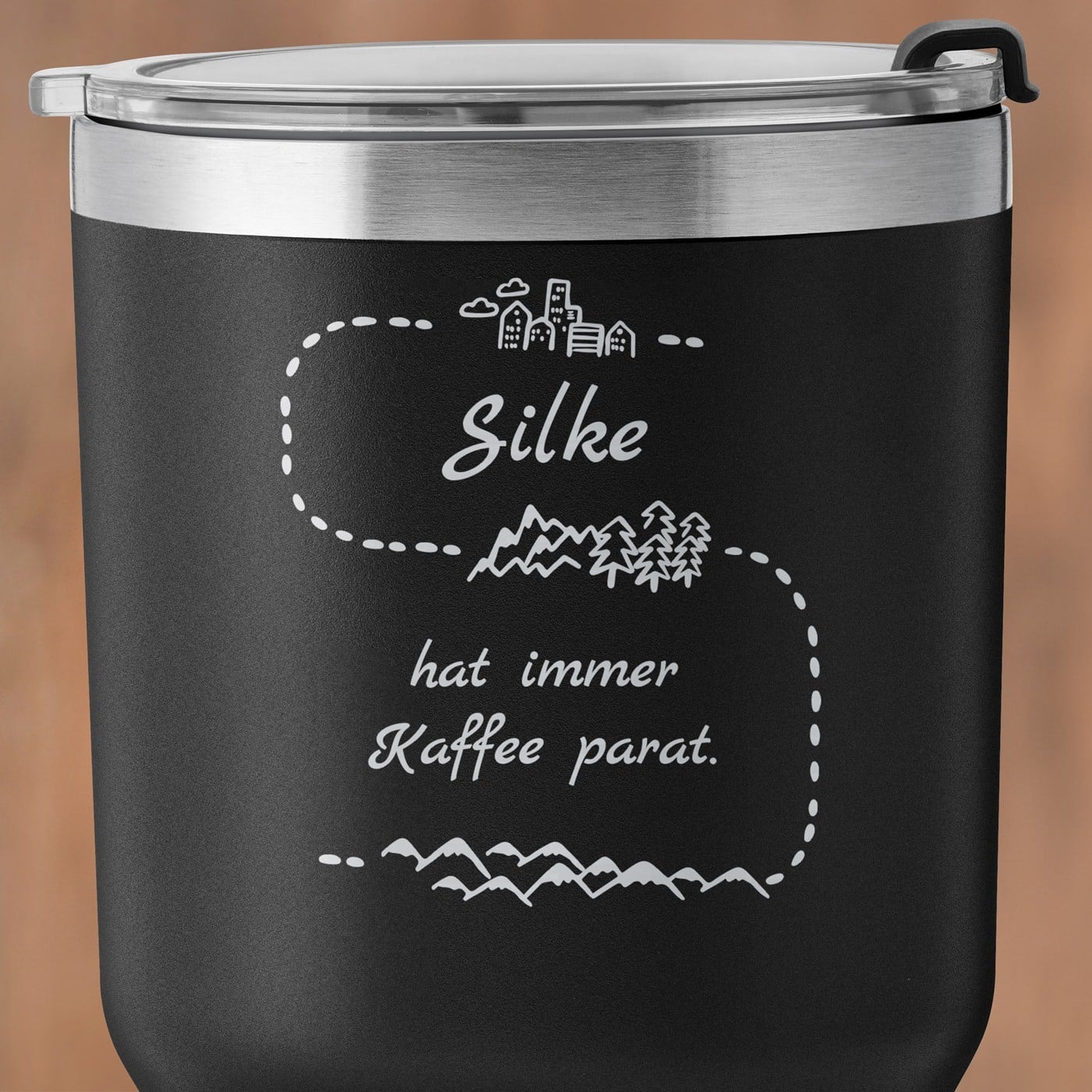 Schwarzer Thermobecher mit transparentem Deckel und Gravur für eine Weltenbummlerin zum Geburtstag