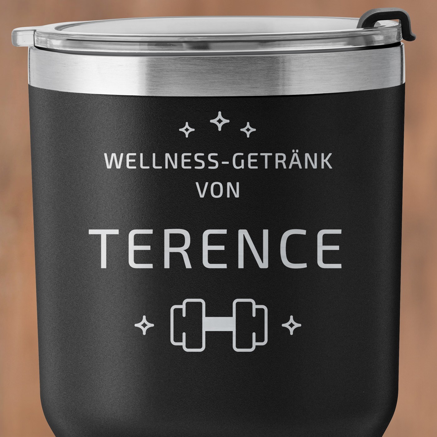 Schwarzer Thermobecher mit transparentem Deckel und Gravur für einen Sportler Bodybuilder zum Ehrentag
