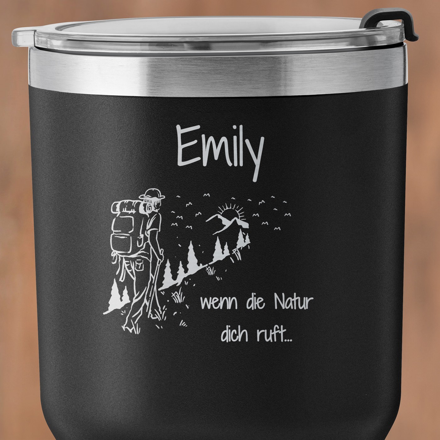 Schwarzer Thermobecher mit transparentem Deckel und Gravur für eine Bergliebhaberin Weltenbummlerin zum Ehrentag