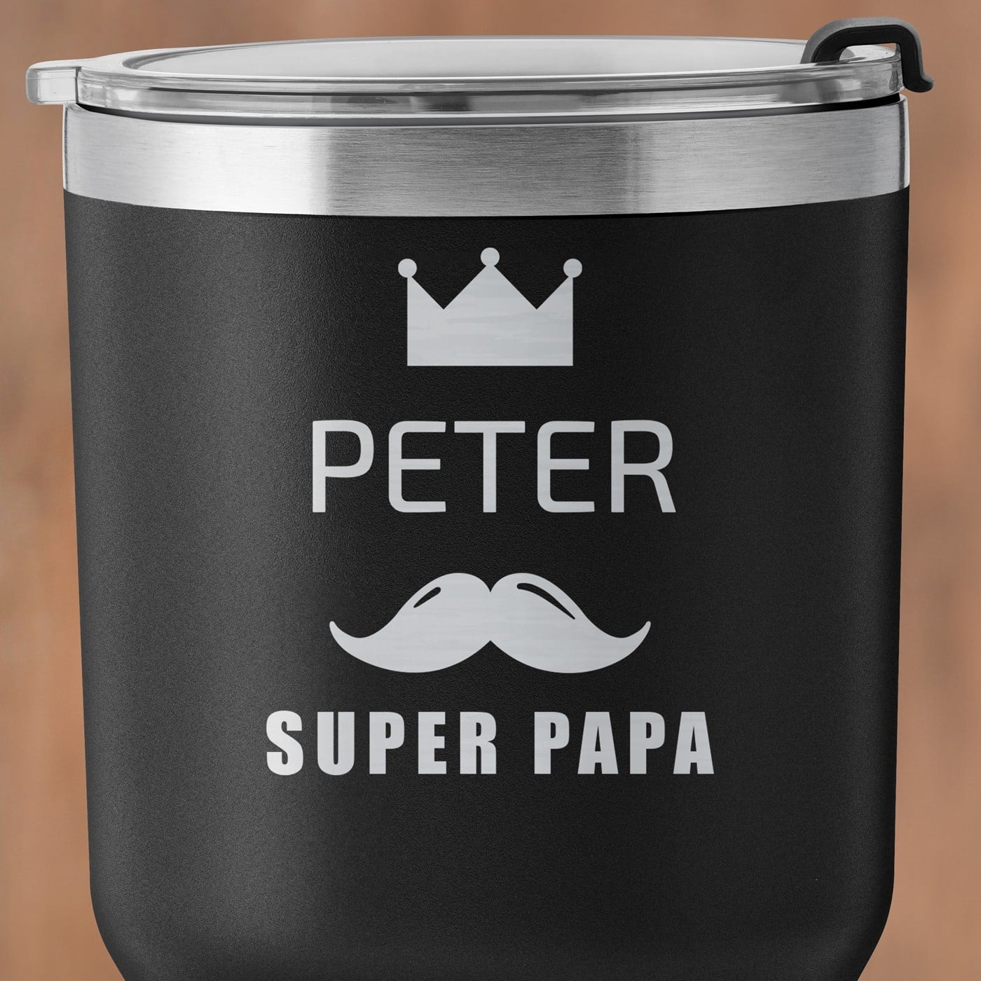 Schwarzer Thermobecher mit transparentem Deckel und Gravur für Ihren Papa