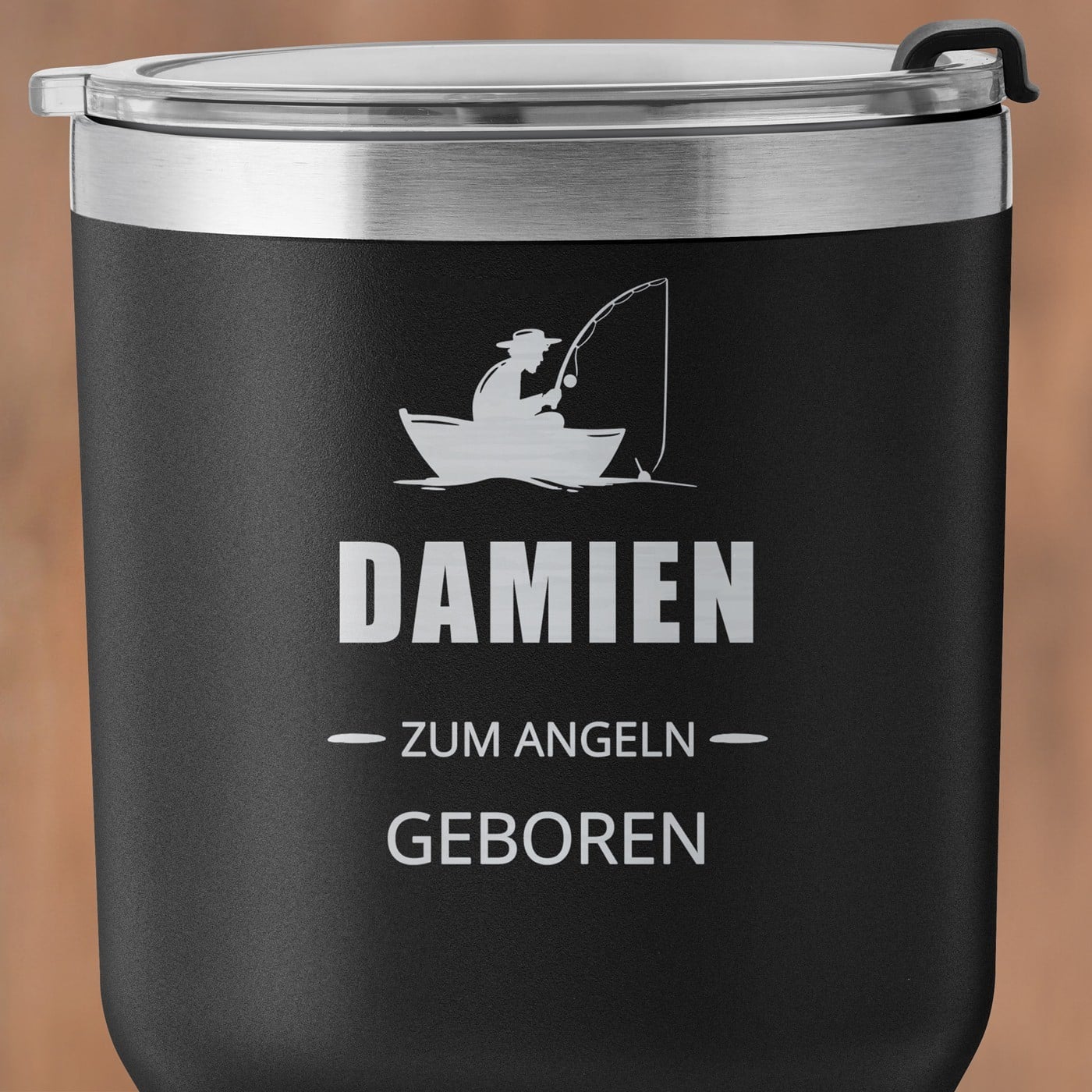 Schwarzer Thermobecher mit transparentem Deckel und Gravur für einen Angler 