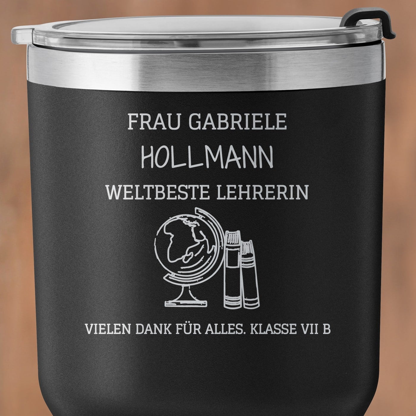 Schwarzer Thermobecher mit transparentem Deckel und Gravur für eine Klassenlehrerin Lehrerin zum Lehrertag