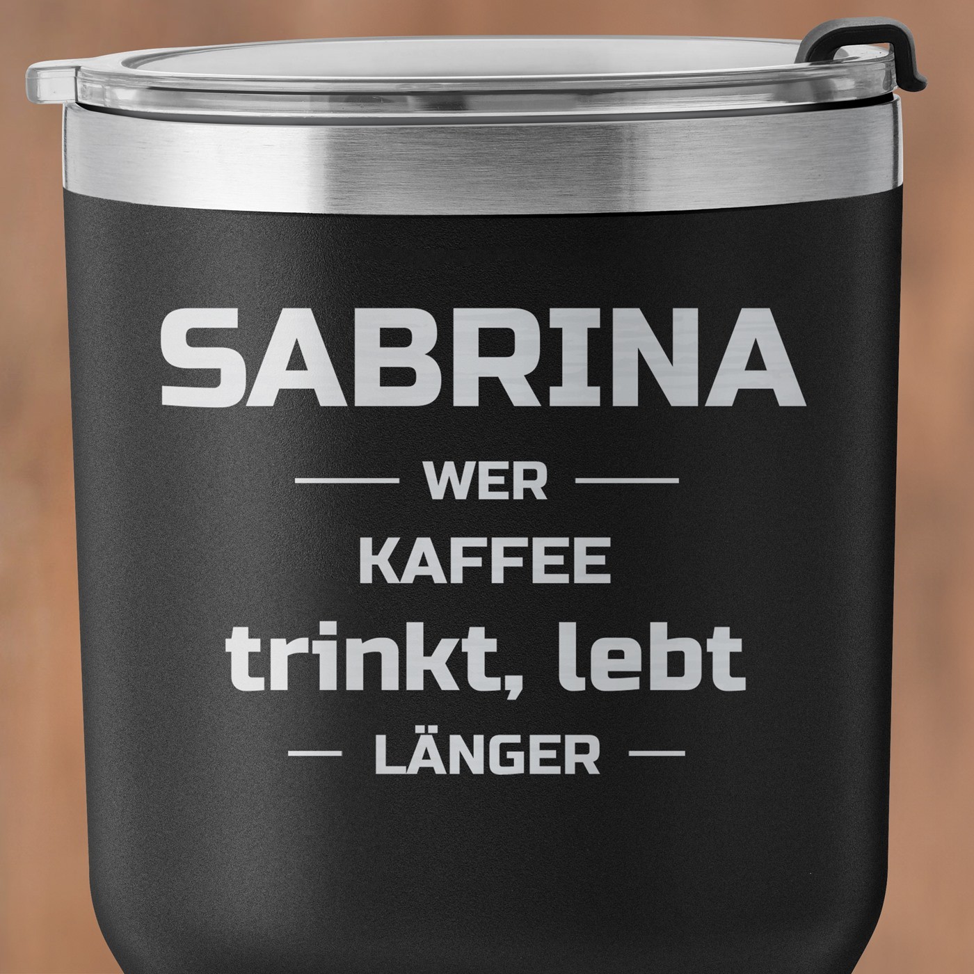 Schwarzer Thermobecher mit transparentem Deckel und Gravur für eine Studentin zum Ehrentag