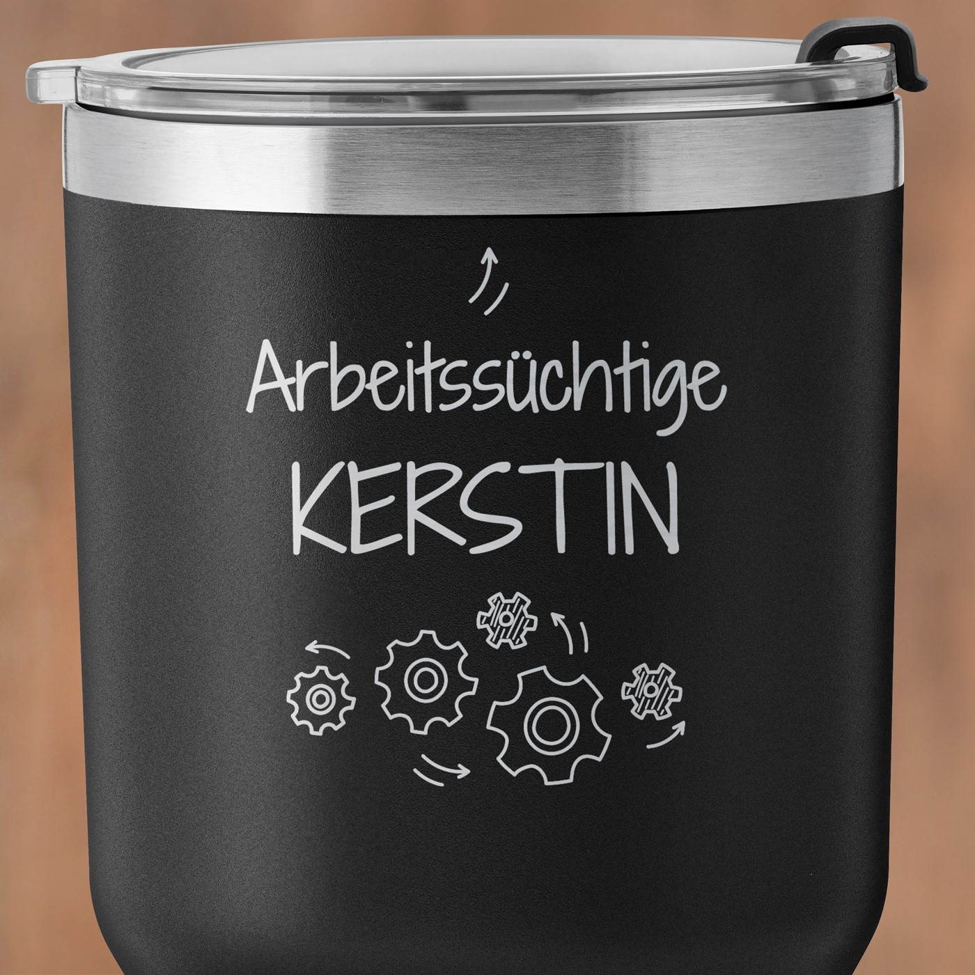 Schwarzer Thermobecher mit transparentem Deckel und Gravur für Ihre Chefin zur Beförderung zum Ehrentag