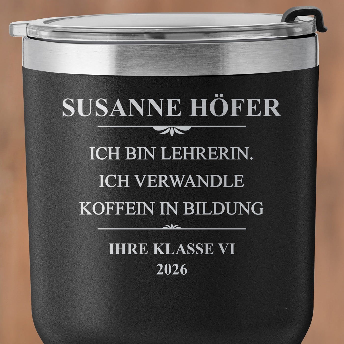 Schwarzer Thermobecher mit transparentem Deckel und Gravur für eine Lehrerin Erzieherin zum Lehrertag