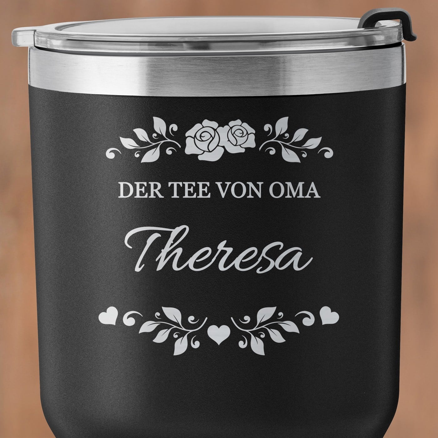 Schwarzer Thermobecher mit transparentem Deckel und Gravur für Ihre Großmutti zum Ehrentag