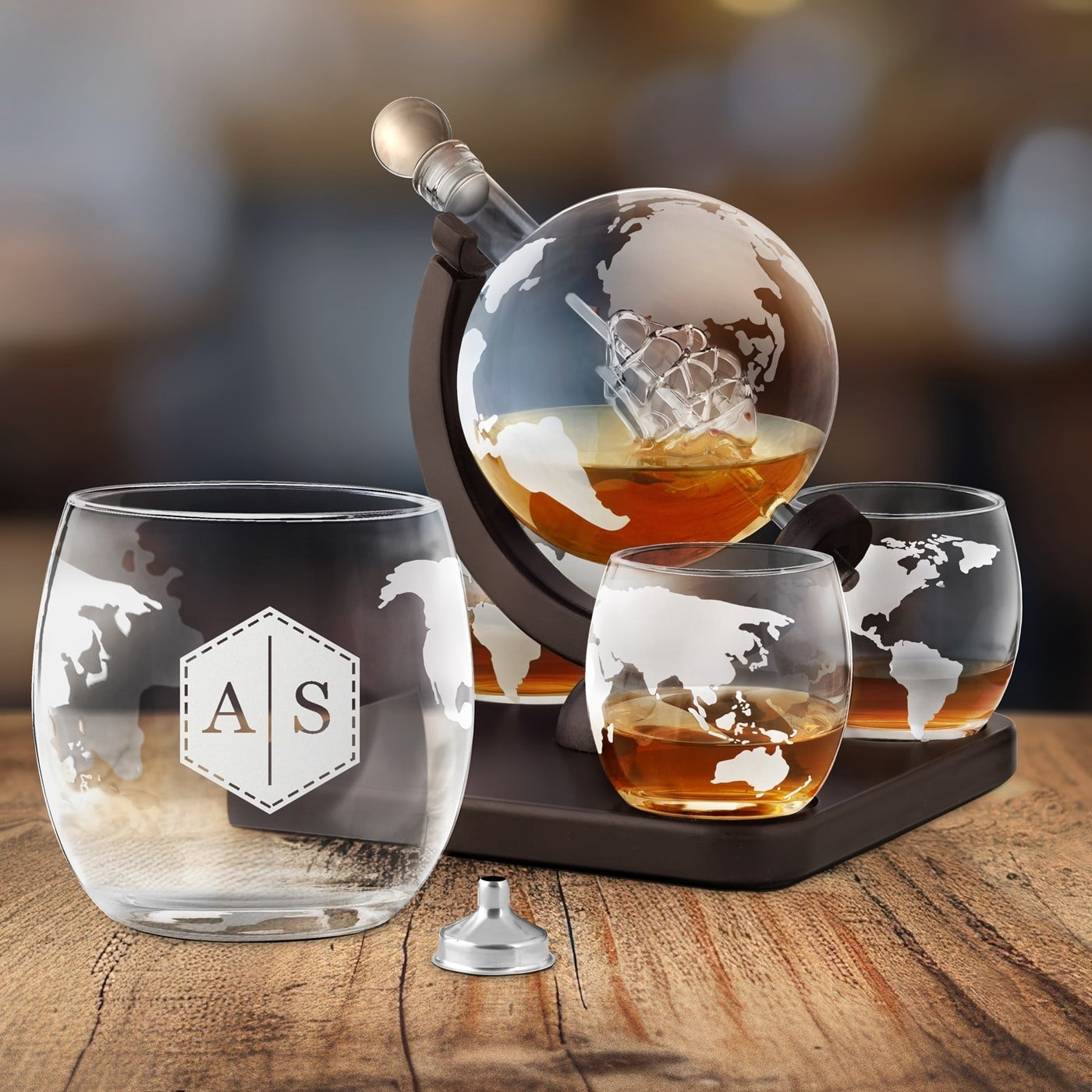 Whisky Karaffe in Globusform mit Schiff mit 4 Gläsern für einen Whiskyfan mit eingravierten Initialen