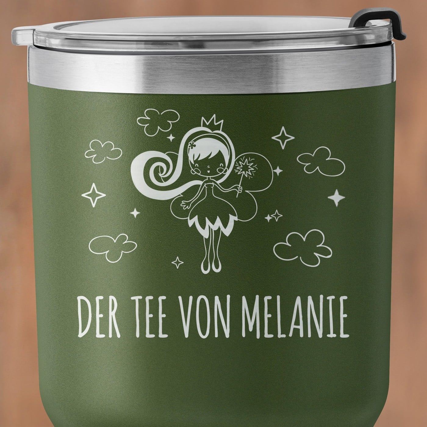 Grüner Thermobecher mit transparentem Deckel und Gravur für sie zum Ehrentag Fee