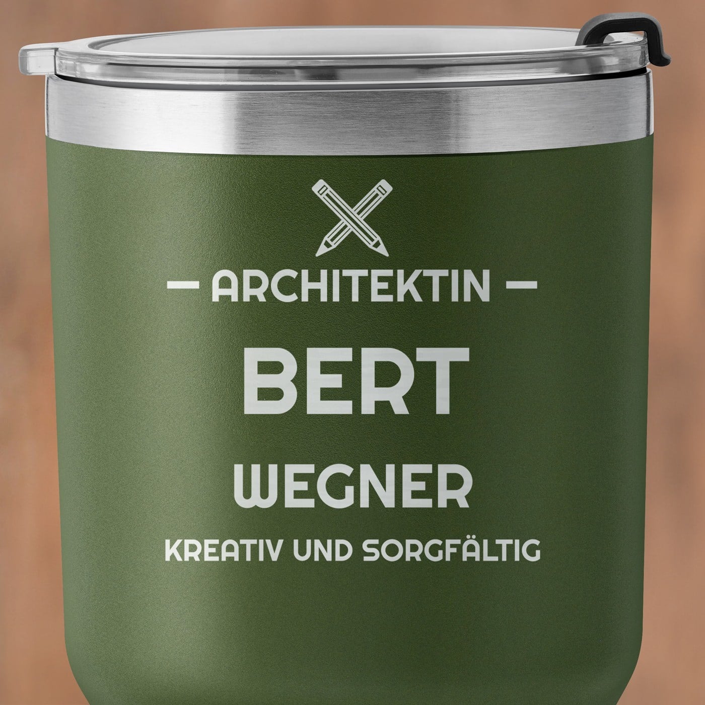Grüner Thermobecher mit transparentem Deckel und Gravur für einen Architekten Ingenieur zum Ehrentag zur Beförerung