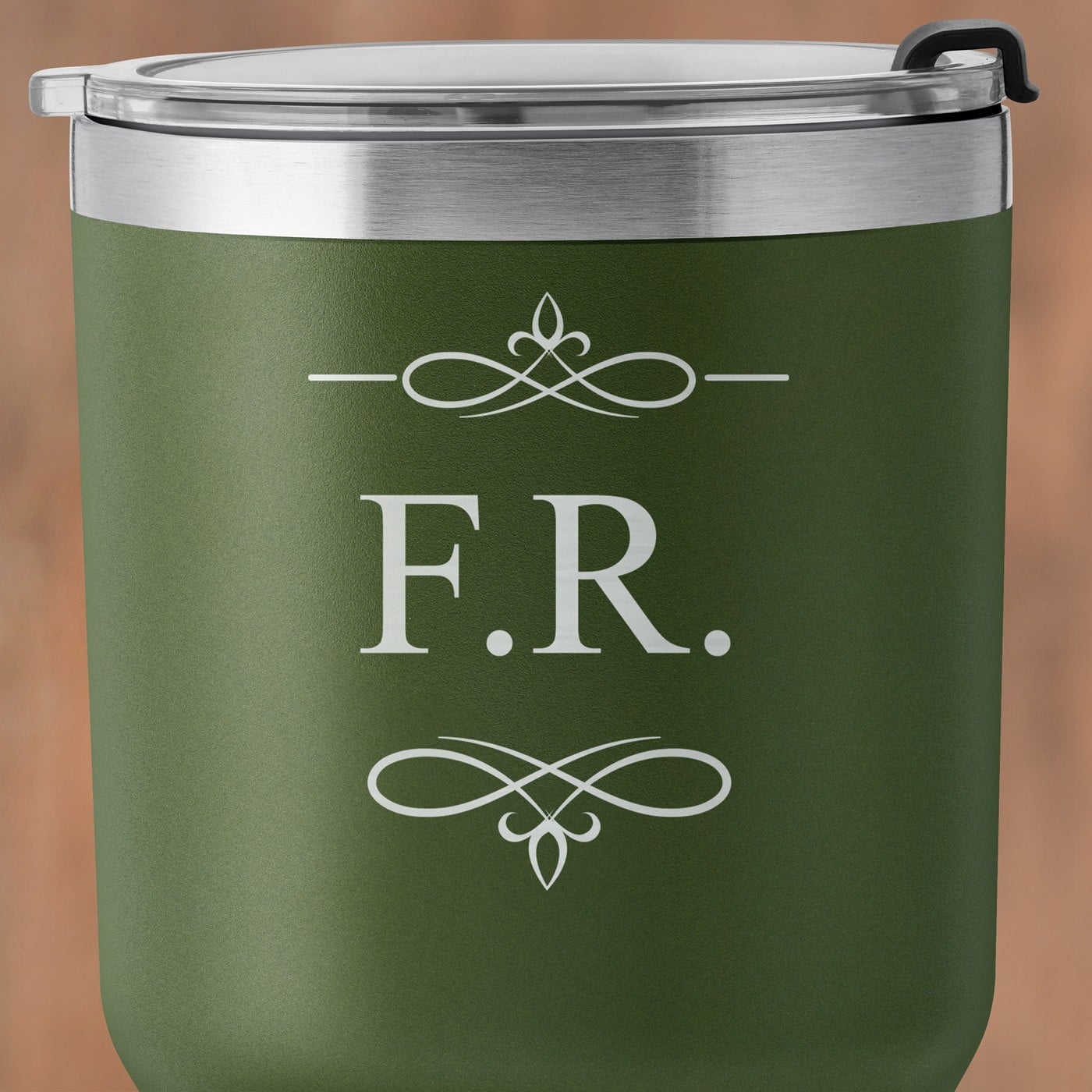 Grüner Thermobecher mit transparentem Deckel und Gravur mit Initialen