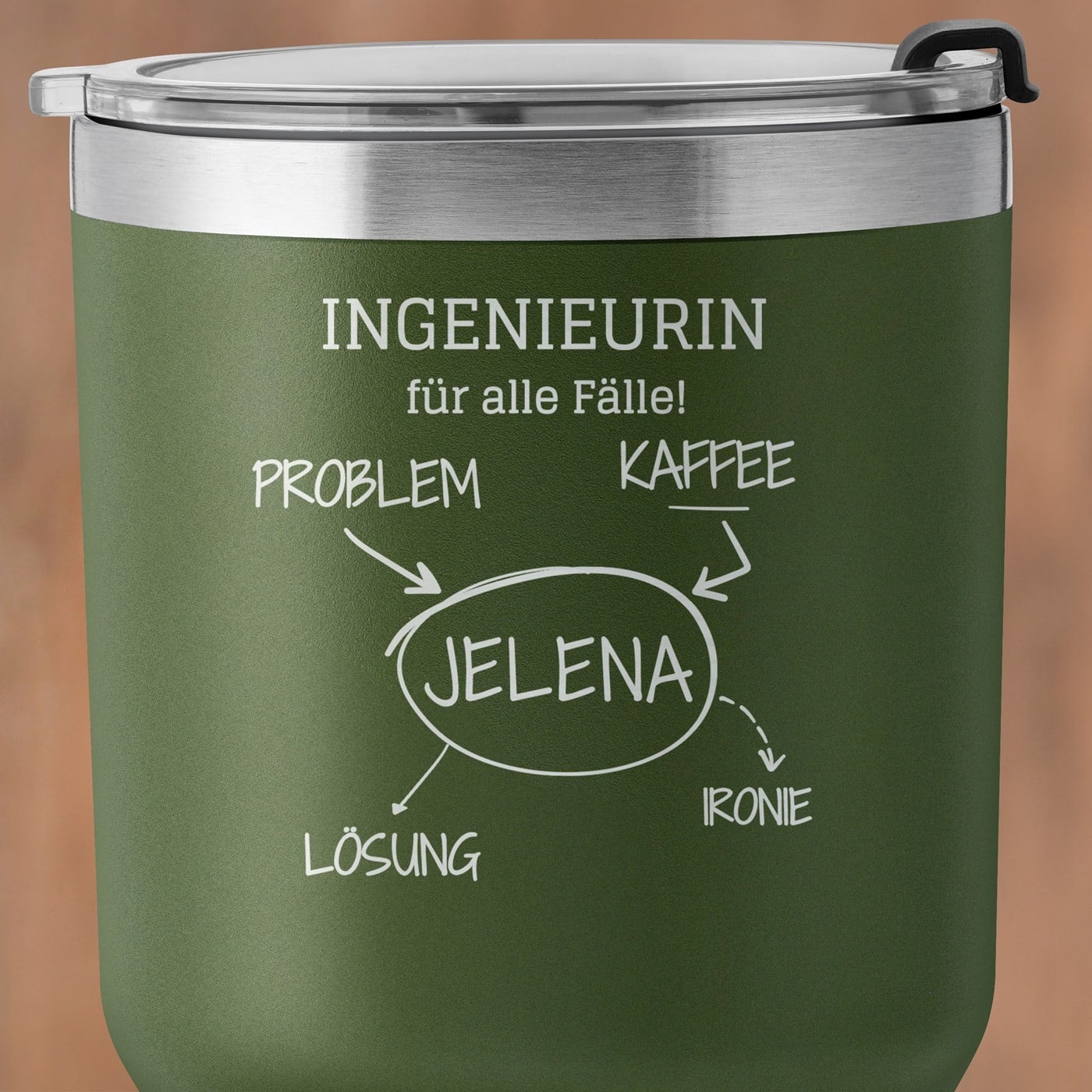 Grüner Thermobecher mit transparentem Deckel und Gravur für einen Ingenieur