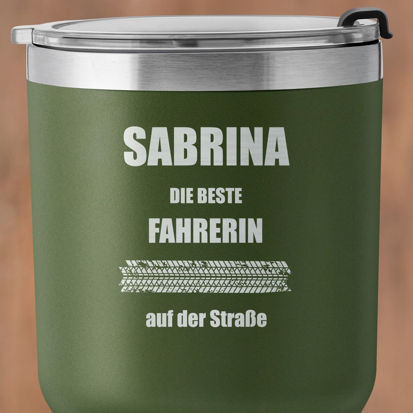 Grüner Thermobecher mit transparentem Deckel und Gravur für einen Autofahrer