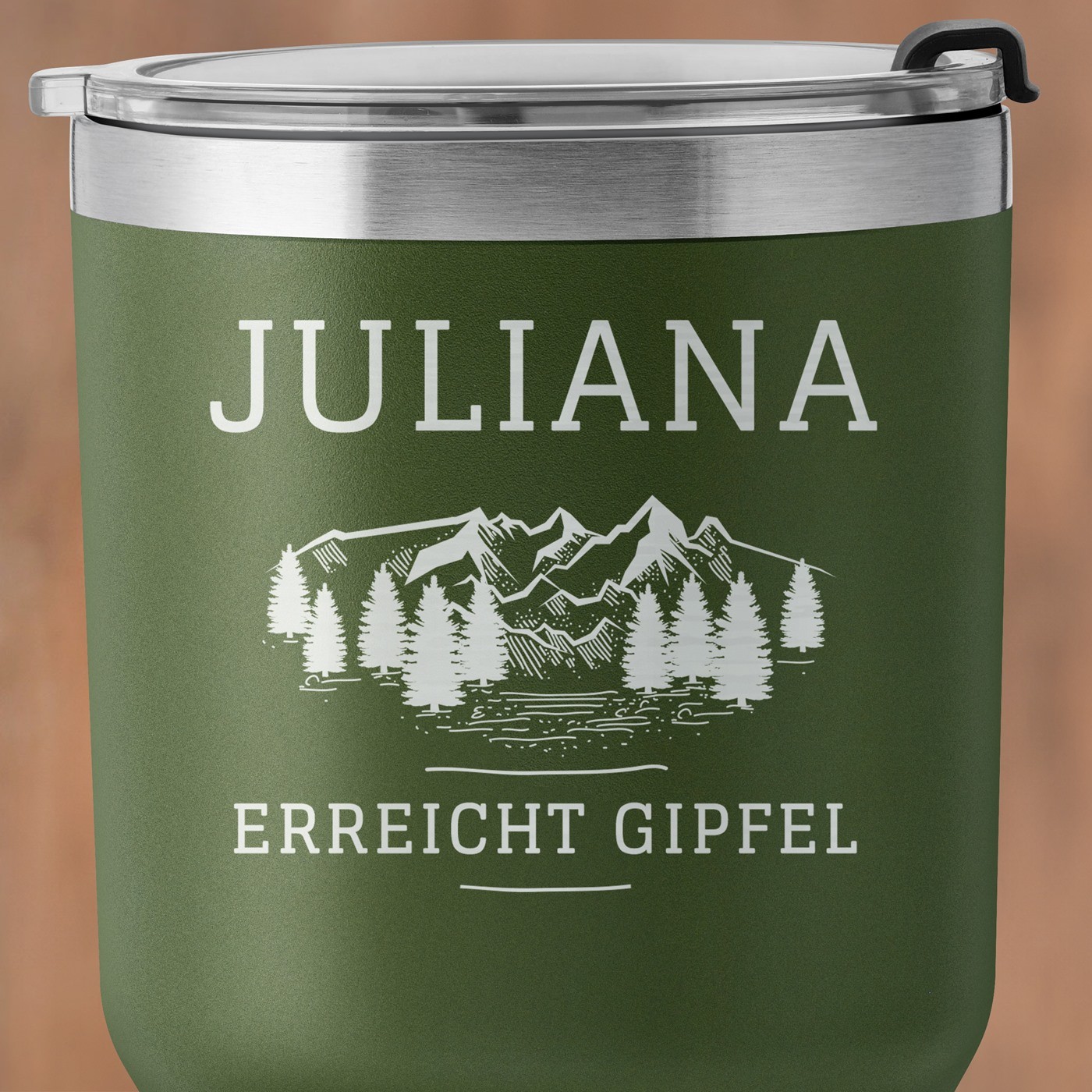 Grüner Thermobecher mit transparentem Deckel und Gravur für einen Bergliebhaber zum Ehrentag zur Beförderung