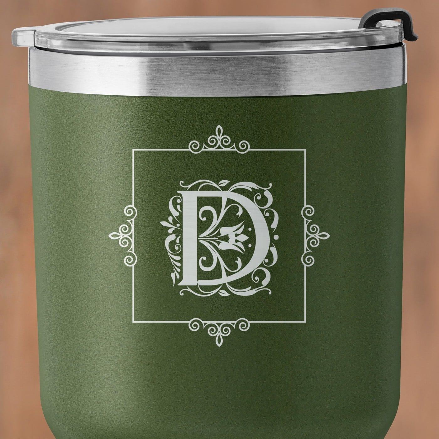 Grüner Thermobecher mit transparentem Deckel und Gravur mit Initiale zum Ehrentag