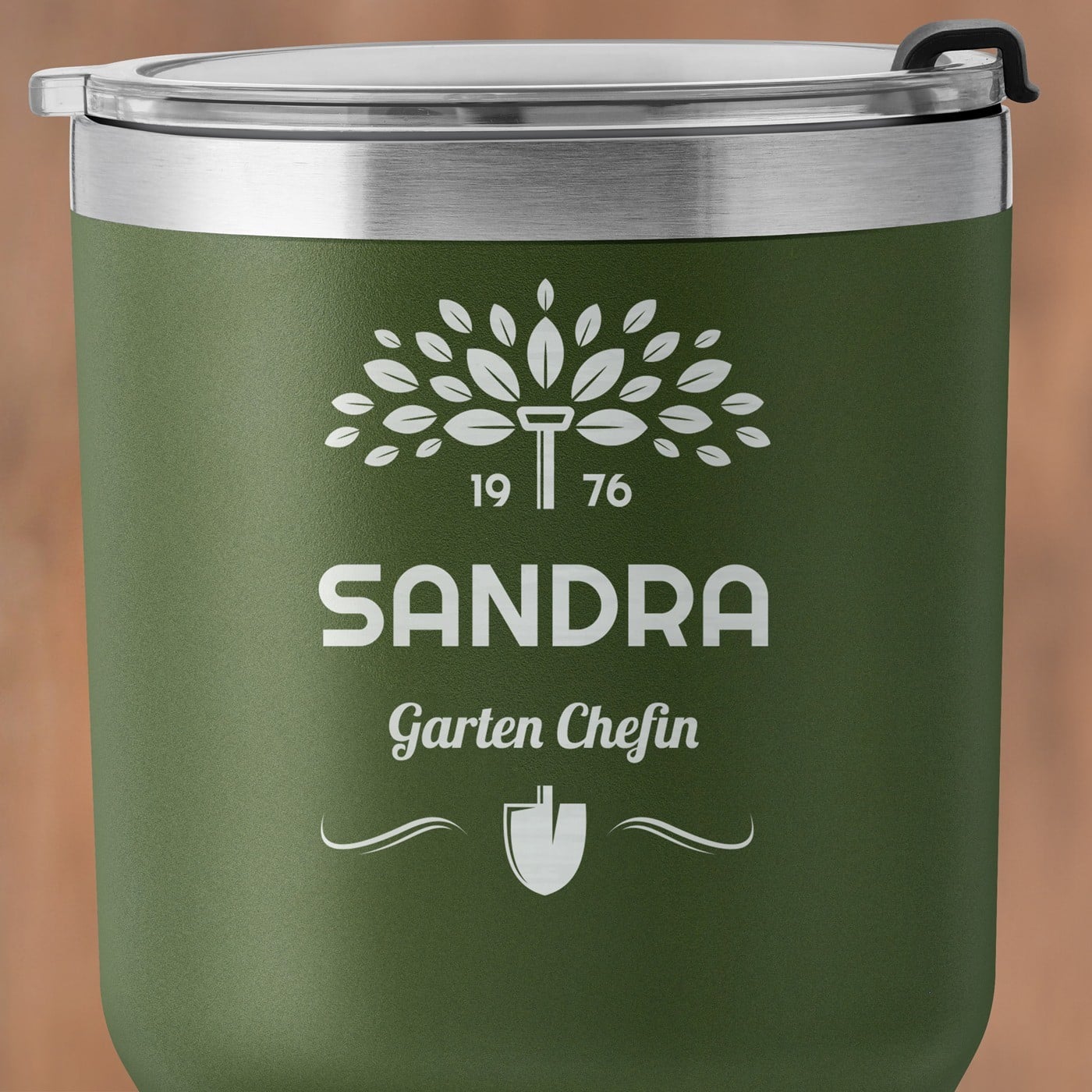Grüner Thermobecher mit transparentem Deckel und Gravur für sie eine Hobbygärtnerin zum Geburtstag