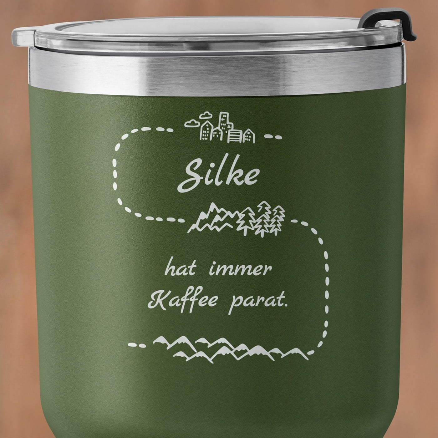 Grüner Thermobecher mit transparentem Deckel und Gravur für eine Weltenbummlerin Bergliebhaberin zum Ehrentag