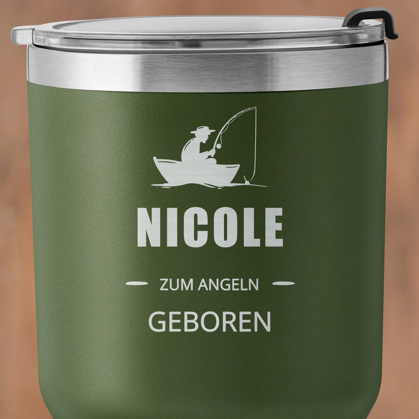 Grüner Thermobecher mit transparentem Deckel und Gravur für einen Angler zum Ehrentag