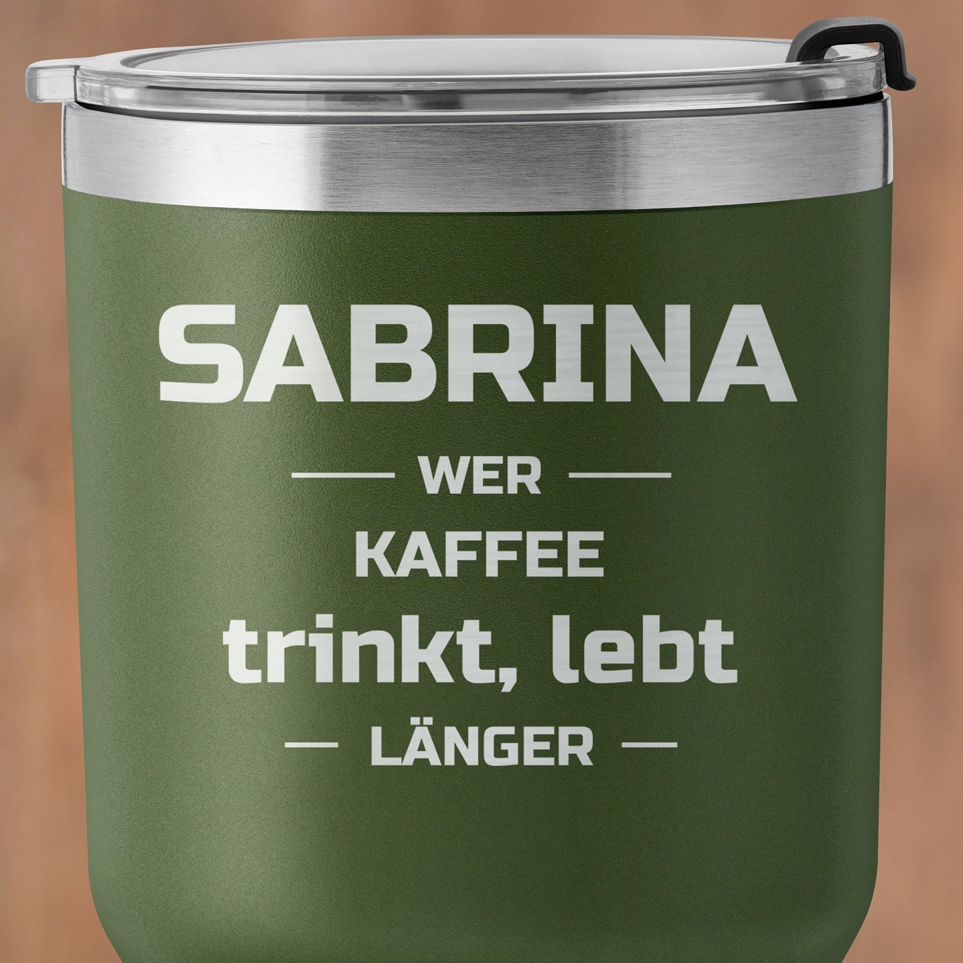 Grüner Thermobecher mit transparentem Deckel und Gravur für eine Studentin zum Ehrentag