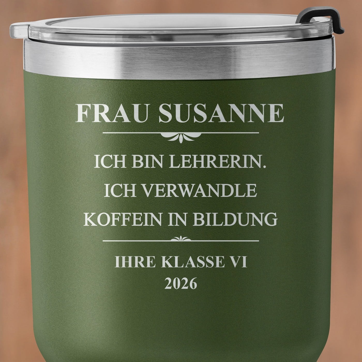 Grüner Thermobecher mit transparentem Deckel und Gravur für eine Lehrerin Erzieherin zum Ehrentag Lehrertag