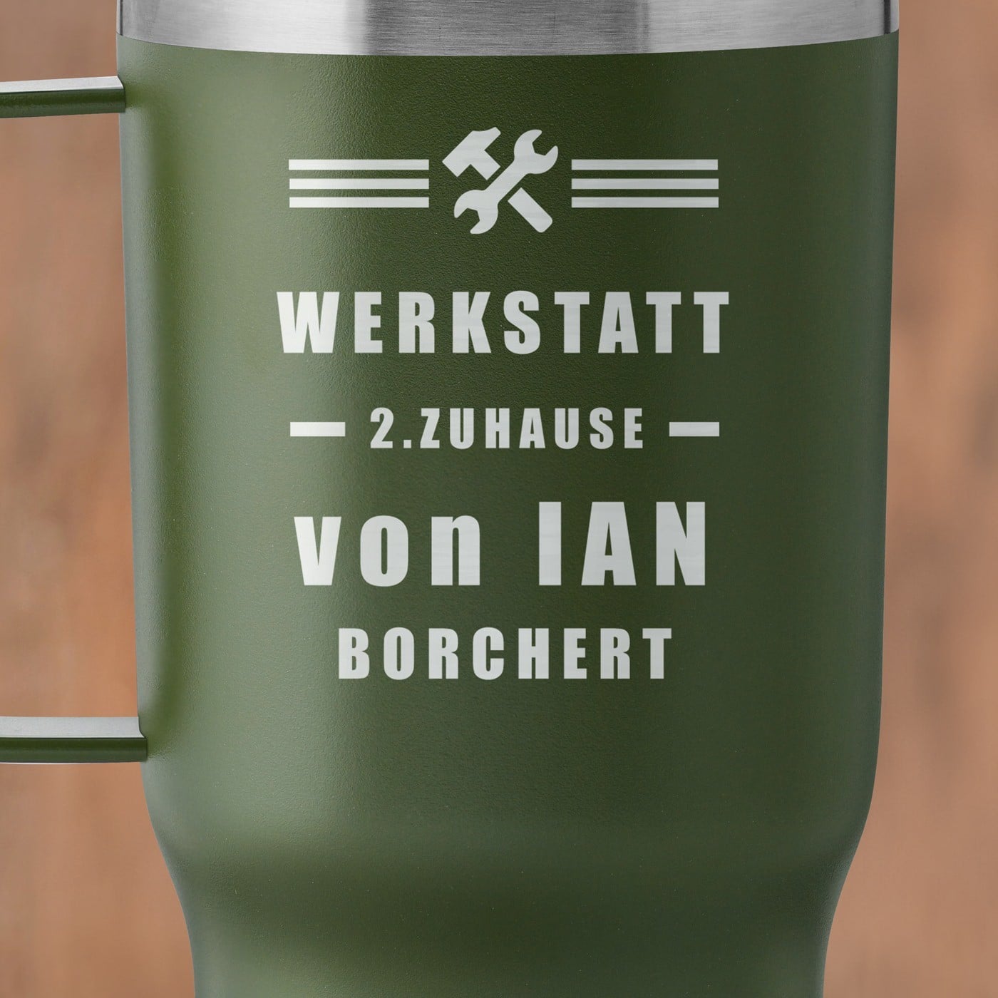 Grüner Isolierbecher mit transparentem Deckel und Gravur für einen Handwerker Mechaniker Motorsporfan zum Ehrentag