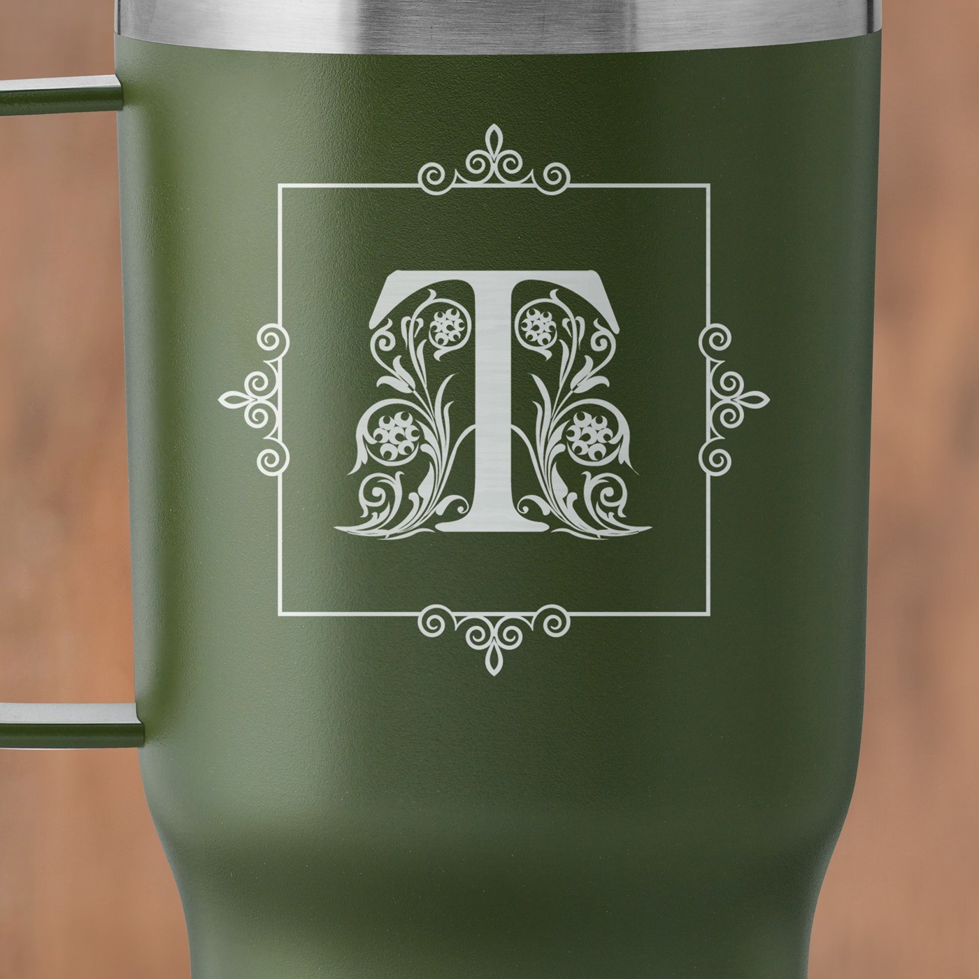 Grüner Isolierbecher mit transparentem Deckel und Gravur mit Initiale  
