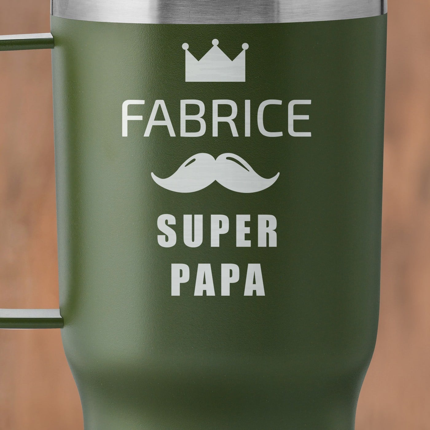Grüner Isolierbecher mit transparentem Deckel und Gravur für Ihren Papa